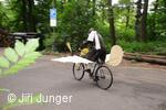 Setkání Jeníčků a Mařenek 2010 - Jan Kašpar na kole Jana Tleskače :-)